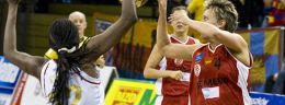 i dorota sobczyk koszykarka lksu lodz i bernice mosby koszykarka lidera pruszkow w meczu polskiej ligi koszykowki kobiet.jpg