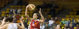 ź leona jankowska koszykarka lksu lodz rzucajaca do kosza w trakcie meczu polskiej ligi koszykowki kobiet.jpg