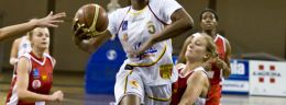g brittany denson koszykarka lidera pruszkow wykonujaca rzut i koszykarki lksu lodz broniace w meczu polskiej ligi koszykowki kobiet.jpg