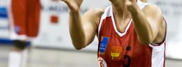 i neli pasheva koszykarka lksu lodz z pilka podczas meczu polskiej ligi koszykowki kobiet.jpg