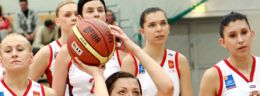 o kamila trojanowska koszykarka widzewa lodz wykonuja rzut oraz inne koszykarki widzewa lodz w meczu polskiej ligi koszykowki kobiet.jpg