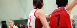 13 lidia koczyk koszykarka widzewa lodz i leona jankowska koszykarka lksu lodz w meczu polskiej ligi koszykowki kobiet.jpg