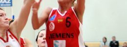 12 neli pasheva koszykarka lksu lodz i joanna gorzynska szymczak koszykarka widzewa lodz w meczu polskiej ligi koszykowki kobiet.jpg