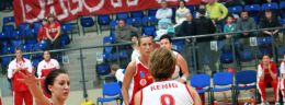 34 katarzyna kenig koszykarka widzewa lodz w akcji i koszykarka lksu lodz w obronie podczas meczu polskiej ligi koszykowki kobiet.jpg