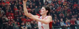 36 joanna gorzynska szymczak koszykarka widzewa lodz wykonujaca rzut w meczu polskiej ligi koszykowki kobiet.jpg