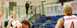 f malgorzata chomicka koszykarka widzewa lodz i koszykarki widzewa lodz trenujace przed meczem polskiej ligi koszykowki kobiet.jpg
