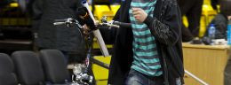 d kibic z rowerem przed meczem matizol lider pruszkow i artego bydgoszcz polskiej ligi koszykowki kobiet.jpg