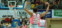 s angel mccoughtry koszykarka druzyny reszty swiata w meczu euroligi kobiet.jpg