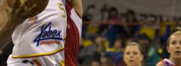 r brittany denson koszykarka matizolu lidera pruszkow rzucajaca do kosza w meczu przeciwko wisle can pack krakow w polskiej lidze koszykowki kobiet.jpg