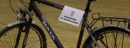 l rower nagroda w konkursie w przerwie w meczu polskiej ligi koszykowki kobiet matizol lider pruszkow wisla can pack krakow.jpg