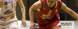 i erin phillips koszykarka wisly can pack krakow i katarzyna cymmer koszykarka matizolu lidera pruszkow w czasie meczu polskiej ligi koszykowki kobiet.jpg