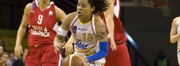 t jareica hughes koszykarka matizolu lidera pruszkow i koszykarki wisly can pack krakow podczas meczu polskiej ligi koszykowki kobiet.jpg