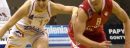g katarzyna cymmer koszykarka matizolu lidera pruszkow i erin phillips koszykarka wisly can pack krakow w walce o pilke podczas rozgrywek polskiej ligi koszykowki kobiet.jpg