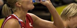 m yelena leuchanka koszykarka wisly can pack krakow na lawce rezerwowych podczas meczu polskiej ligi koszykowki kobiet - bliski plan.jpg