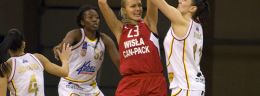 z yelena leuchanka koszykarka wisly can pack krakow walczaca z koszykarkami matizolu lidera pruszkow bernice mosby, alicja bednarek podczas meczu polskiej ligi koszykowki kobiet.jpg