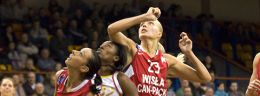 y yelena leuchanka, gunta basko i magdalena leciejewska koszykarki wisly can pack przeciwko koszykarkom matizolu lidera pruszkow podczas meczu polskiej ligi koszykowki kobiet.jpg