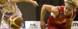 h erin phillips koszykarka druzyny wisly can pack i katarzyna cymmer koszykarka druzyny matizolu lidera pruszkow w trakcie meczu polskiej ligi koszykowki kobiet.jpg