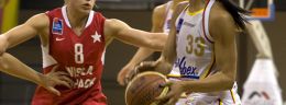 r adrianne ross koszykarka matizolu lidera pruszkow i erin phillips koszykarka wisly can pack krakow podczas meczu polskiej ligi koszykowki kobiet.jpg
