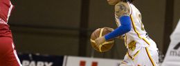 p jareica hughes koszykarka matizolu lidera pruszkow i paulina pawlak koszykarka wisly can pack krakow w meczu polskiej ligi koszykowki kobiet.jpg