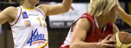 k erin phillips i yelena leuchanka koszykarki wisly can pack krakow i katarzyna cymmer koszykarka matizolu lidera pruszkow podczas meczu polskiej ligi koszykowki kobiet.jpg
