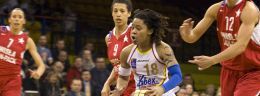 u jareica hughes koszykarka druzyny matizolu lidera pruszkow i koszykarki wisly can pack krakow magdalena leciejewska, nicol powell, gunta basko w meczu polskiej ligi koszykowki kobiet.jpg