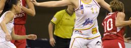 ż aleksandra chomac koszykarka matizolu lidera pruszkow probujaca zatrzymac andje jelavic koszykarke wisly can pack krakow w meczu polskiej ligi koszykowki kobiet.jpg