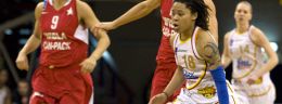 s jareica hughes koszykarka matizolu lidera pruszkow i magdalena leciejewska i nicol powell koszykarki wisly can pack krakow w meczu polskiej ligi koszykowki kobiet.jpg
