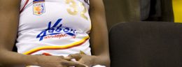 d bernice moesby koszykarka druzyny matizolu lidera pruszkow na lawce rezerwowych podczas meczu polskiej ligi koszykowki kobiet.jpg