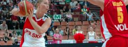 r paulina pawlak koszykarka reprezentacji polski i jelena skerovic koszykarka czarnogory.jpg