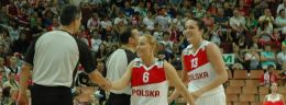 f paulina pawlak i ewelina kobryn koszykarek reprezentacji polski przed meczem koszykowki kobiet.jpg
