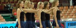 r cheerleaderki w meczu koszykowki kobiet.jpg