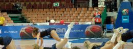 s cheerleaderki w trakcie meczu koszykowki kobiet.jpg