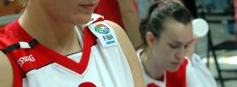 u paulina pawlak koszykarka reprezentacji polski koszykarek rozdaje autografy po meczu z francja.jpg