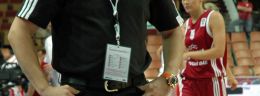 k georgios dikaioulakos trener druzyny koszykowki reprezentacji lotwy w meczu koszykowki kobiet.jpg