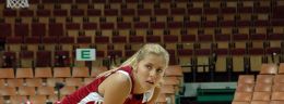 m elina babkina na parkiecie w meczu koszykowki kobiet.jpg