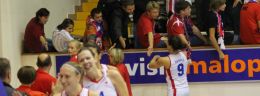 a  euroliga kobiet kibice i koszykarki wisly can pack krakow po meczu z Koszycami.JPG