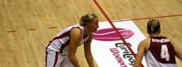 r mecz koszykowki paulina pawlak kontra stephanie raymond.jpg