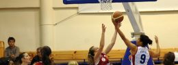 c polska liga koszykowki kobiet justyna jeziorna walczy z nicole powell.jpg