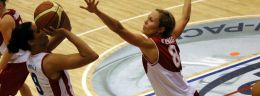 p rzuca nicole powell blokuje katarzyna kenig polska liga koszykowki kobiet.jpg