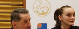 b trener koszykowki i koszykarka ccc polkowice na konferencji.JPG
