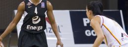 l polska liga koszykowki kobiet leah metcalf energa torun i alicja bednarek matizol lider pruszkow.jpg