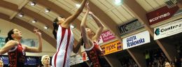 w akcja pod koszem w meczu koszykowki kobiet  milka bjelica kontra Sonja Petrovic oraz Irina Osipova_wm (Large).jpg