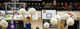 s cheerleaders na parkiecie w hali w krakowie_wm (Large).jpg