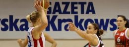 r Erin Phillips kontra Rebekka Hammon w meczu euroligi koszykwoki kobiet_wm (Large).jpg