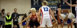 k Jelena Skerovic kontra erin phillips w meczu euroligi koszykowki kobiet_wm (Large).jpg