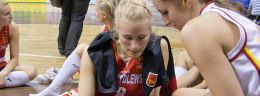 c koszykarki barbara glocka z widzewa lodz i karolina stane z matizolu lidera pruszkow.jpg