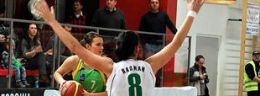 a Magdalena Radwan kontra Katarzyna Bednarczyk w meczu koszykowki kobiet_wm (Small).jpg