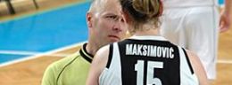 i Jelena Maksimović i sedzia podzcas meczu koszykowki kobiet.jpg