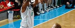 w Rebecca Harris rzuca w meczeu koszykowki kobiet.jpg