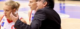 i Erin Philips, Anke DeMont koszykarki Wisły Can-Pack Kraków wraz z trenerem.jpg